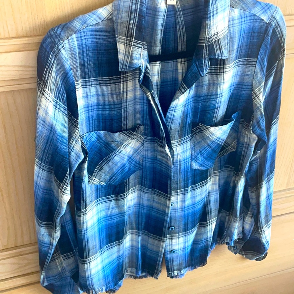 Ntw Cloth and Stone shirt. Wears like a thin flannel. Fringe bottom.